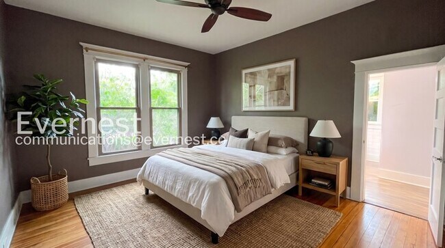 Building Photo - 3 Bed/2 Bath Home with Fenced Yard / Pet-Friendly / Available Now!