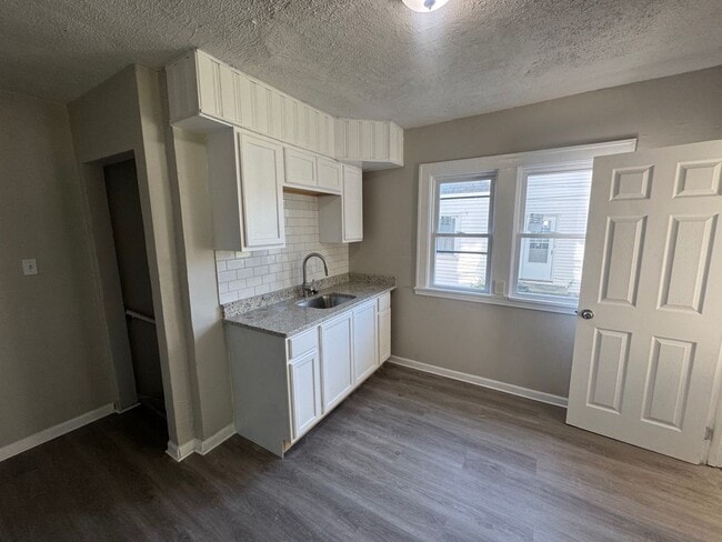 Building Photo - Charming 3-Bedroom Property in Prime Location