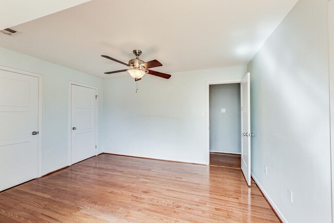 Building Photo - Boutique Condo in Bethesda 1+1 Updated Con...