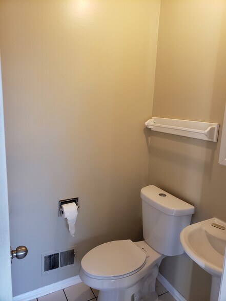Building Photo - 2146 Rugen Rd