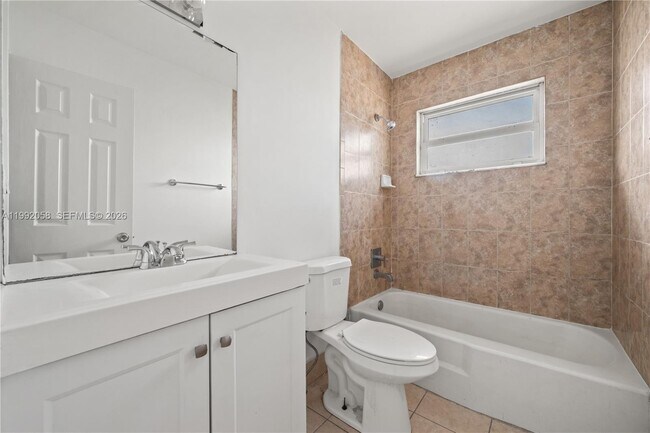 Building Photo - 608 SW 16th Ave