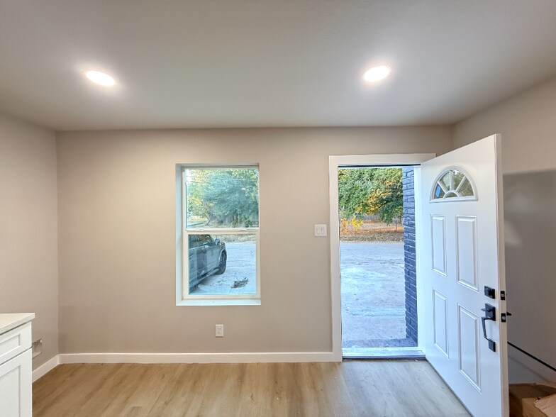 Building Photo - 1519 McKee St