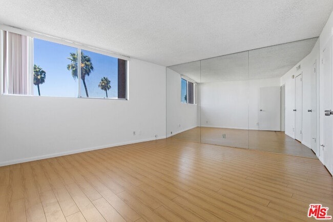 Building Photo - 100 S Doheny Dr