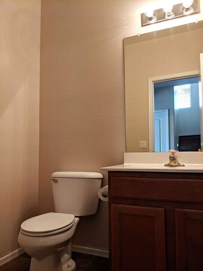 Building Photo - 4 Bedroom Home Near W Southern Ave and S 7...