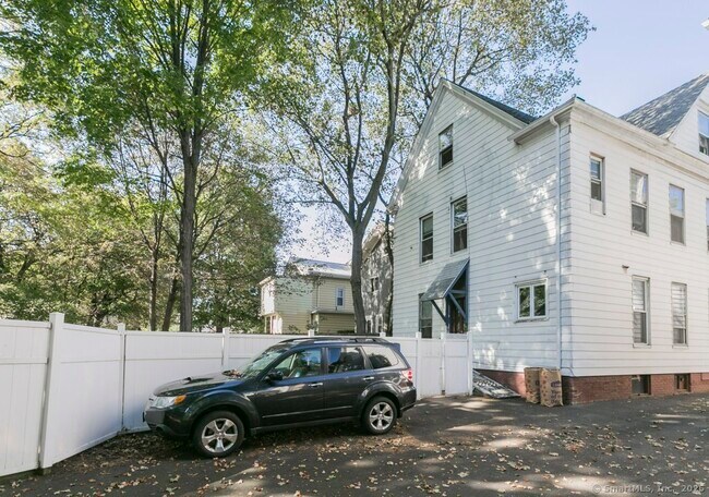 Building Photo - 28 Edwards St