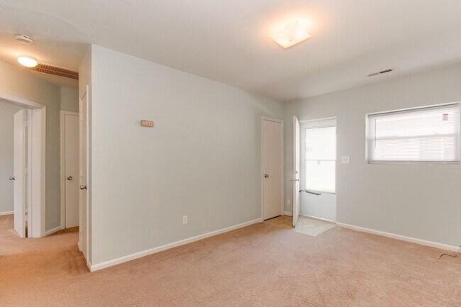 Building Photo - 1443 W 40th St