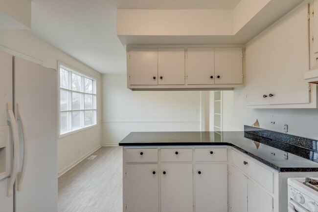 Building Photo - 3 Bed, 2 Bath Home in Prime Sylvan Park Lo...