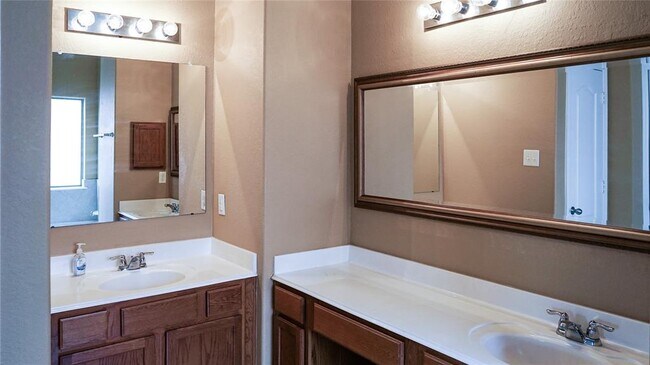 Building Photo - 15206 Bartlett Landing Dr