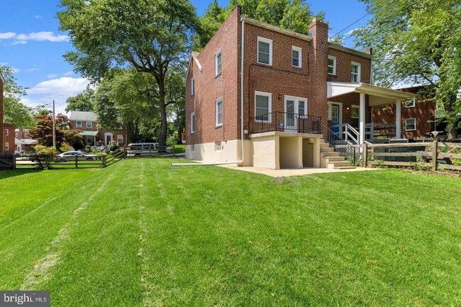 Building Photo - 7153 Greenwood Ave
