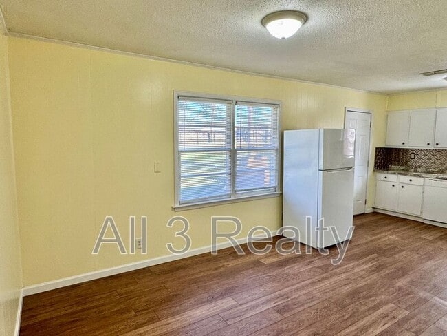 Building Photo - 641 Groveland Dr