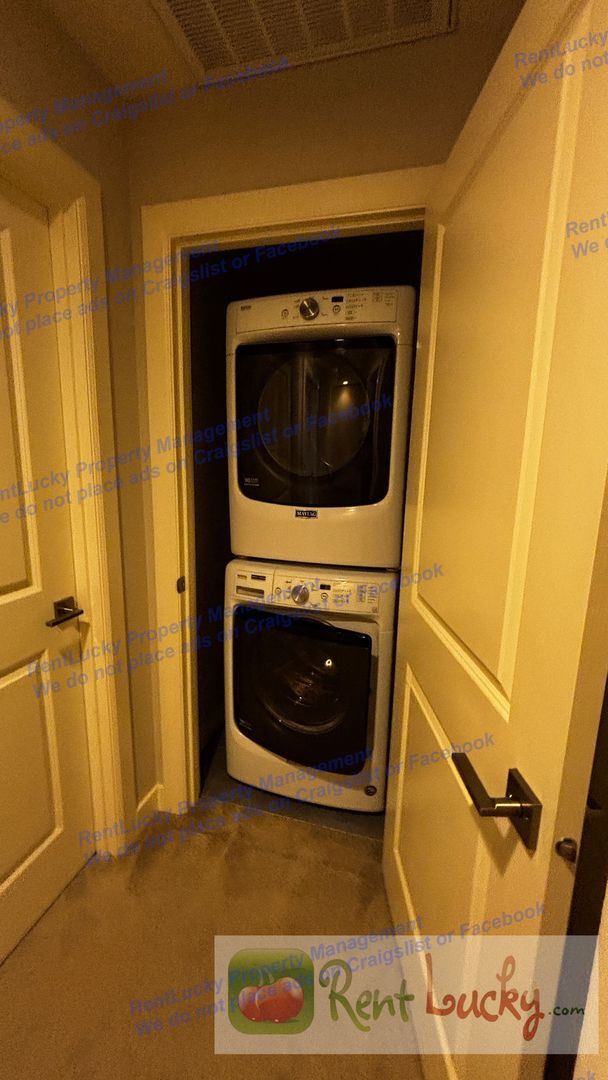 Building Photo - Spacious Issaquah Townhome w/ Entry-Level Suite & 2-Car Garage