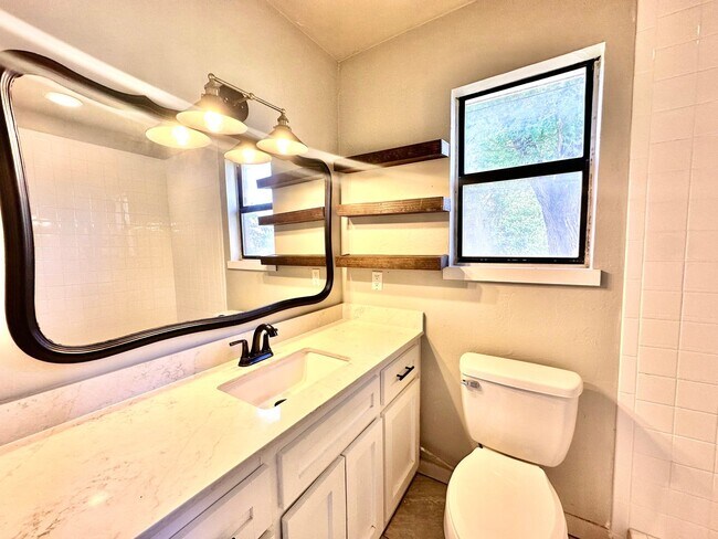 Building Photo - 4 Bed Spacious Midwest city House