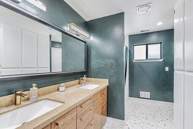 Building Photo - Beautiful 4-Bedroom 2-Bathroom Home