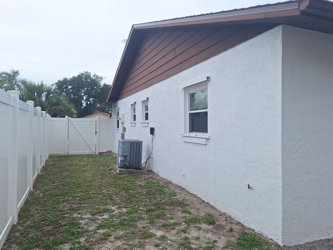 Building Photo - 2BR 2BA 1 CAR GARAGE DUPLEX IN PELICAN COVE WEST
