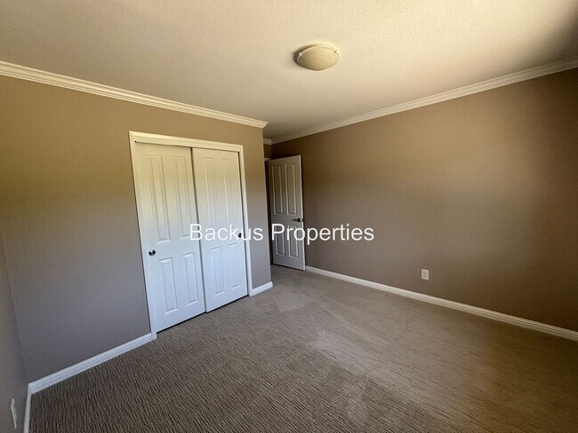Building Photo - Wonderful three bedroom home on an acre lot in Royal Oaks