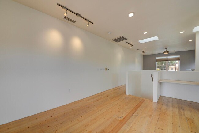 Building Photo - 1020 6th St NW