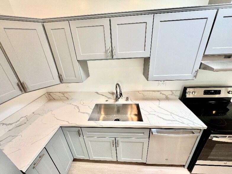 Building Photo - 859 W 43rd Pl