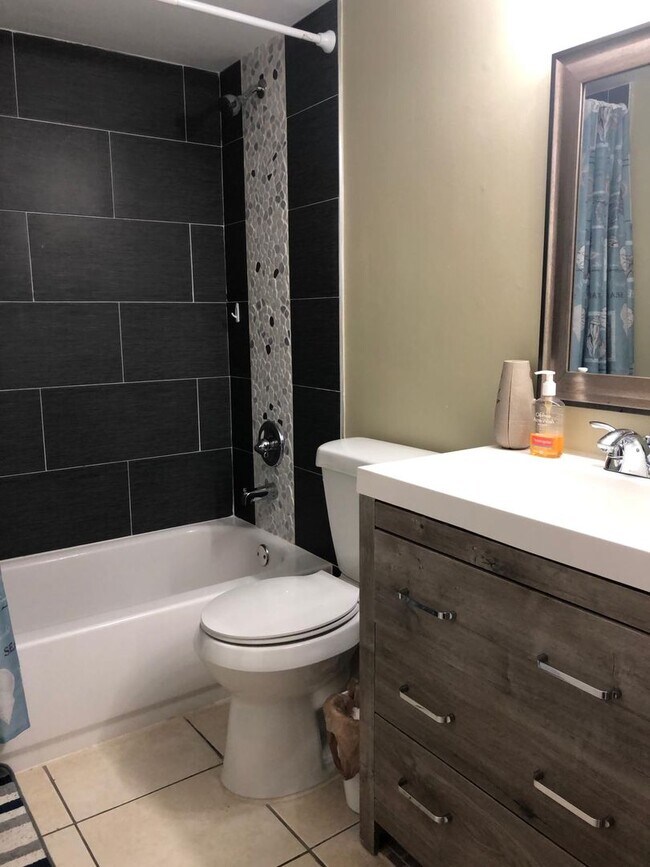 Building Photo - 2Bed / 2 Bath