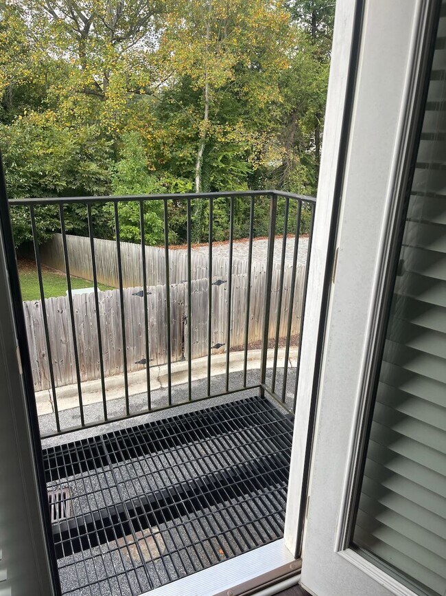 Building Photo - Newly Painted Townhouse on Riverside Neigh...