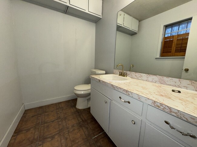 Building Photo - 5680 Queen Mary Ln