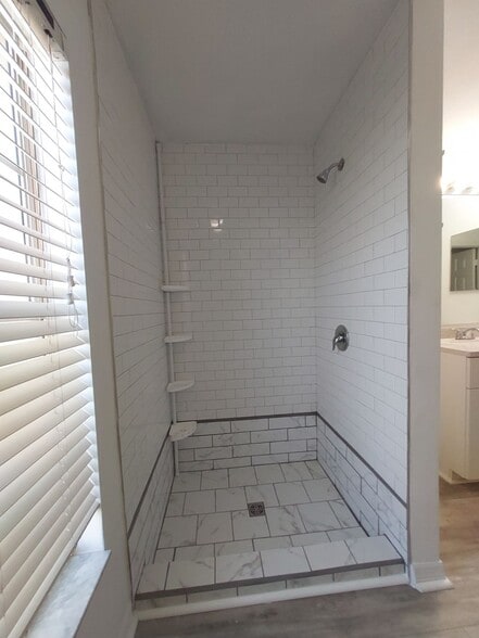 MSTR BATH SHWR - 557 Windermere Dr