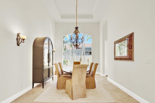 Building Photo - 528 Les Jardin Dr