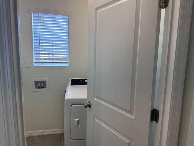 Building Photo - 3/2 house no carpet located in Sun City Center