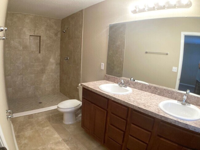 Building Photo - Roomy 3BR Home in NW Jacksonville – 2.5 Ba...