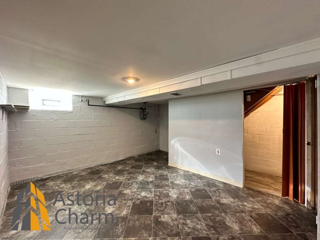 Building Photo - 3 Bedroom Home with Finished Basement, Parking, and Fenced Yard