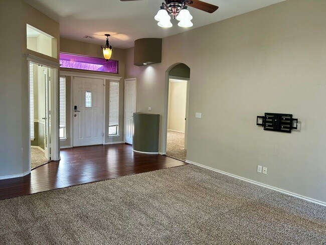 Building Photo - AVAILABLE NOW - $500 OFF FIRST FULL MONTH - Beautiful Home In Edmond School District!