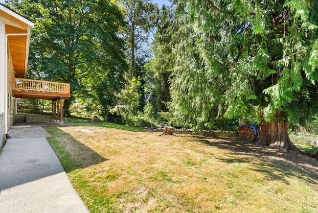 Building Photo - 3 Bed 2 Bath Fully Fenced Split Level Lake...