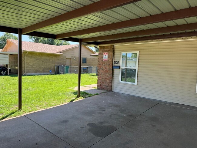 Building Photo - Completely remodeled 3 bed 1 & 1/2 bath ho...
