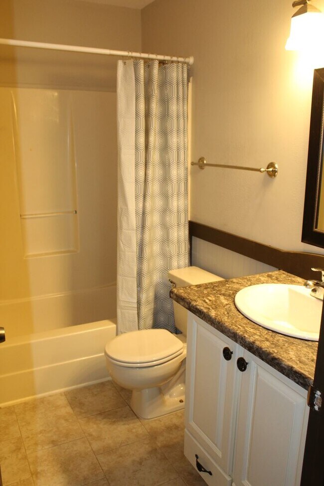 Building Photo - 2 bed 2 bath condo