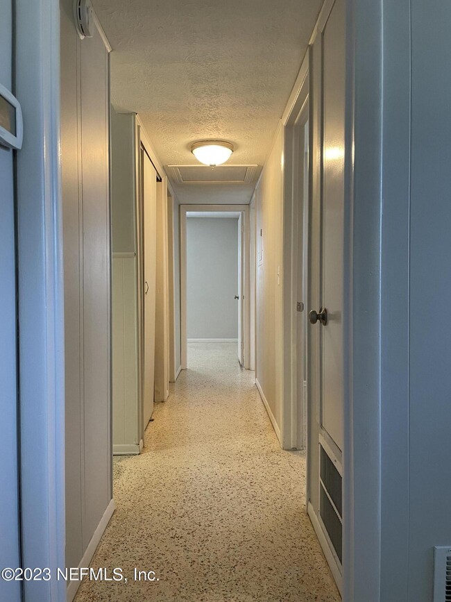 Building Photo - 780 Redfin Dr