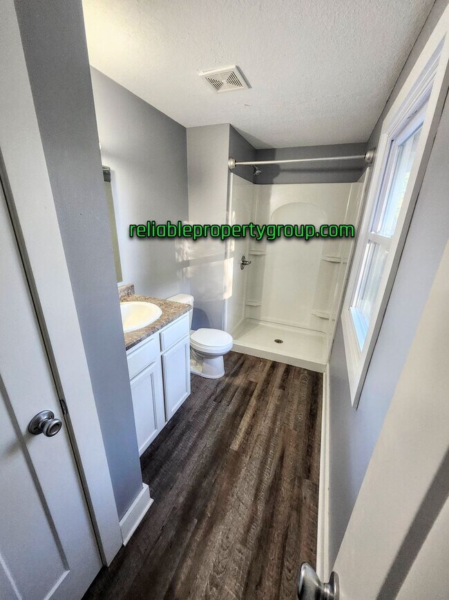 Building Photo - New Listing in Fort Wayne