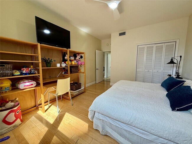 Building Photo - 1121 Crandon Blvd