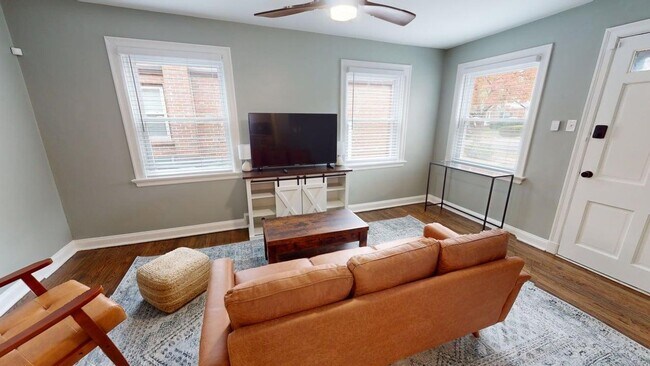 Building Photo - Furnished 3 Bed 1 Bath with Fenced Backyard