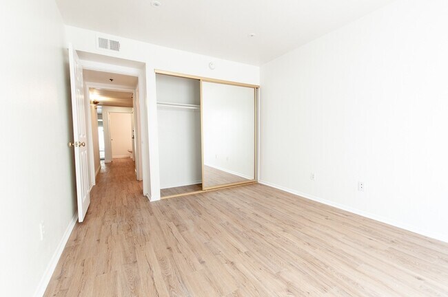 Building Photo - 10960 Ashton Ave