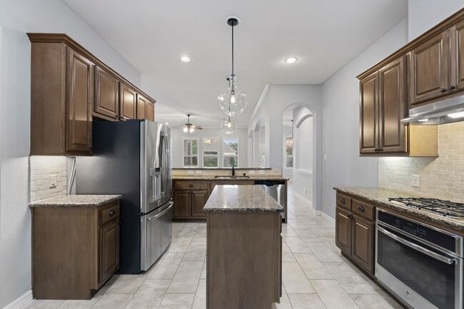 Building Photo - Stunning 4-bed, 4-bath Home in Auburn Lakes community!