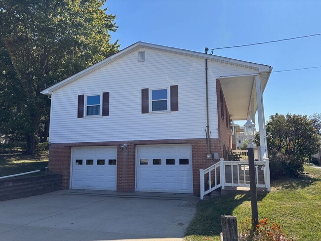 Building Photo - Single Family Home located in North Hills....