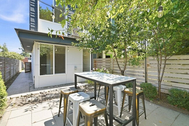 Building Photo - Modern 2 Bedroom with Rooftop Retreat and Garage