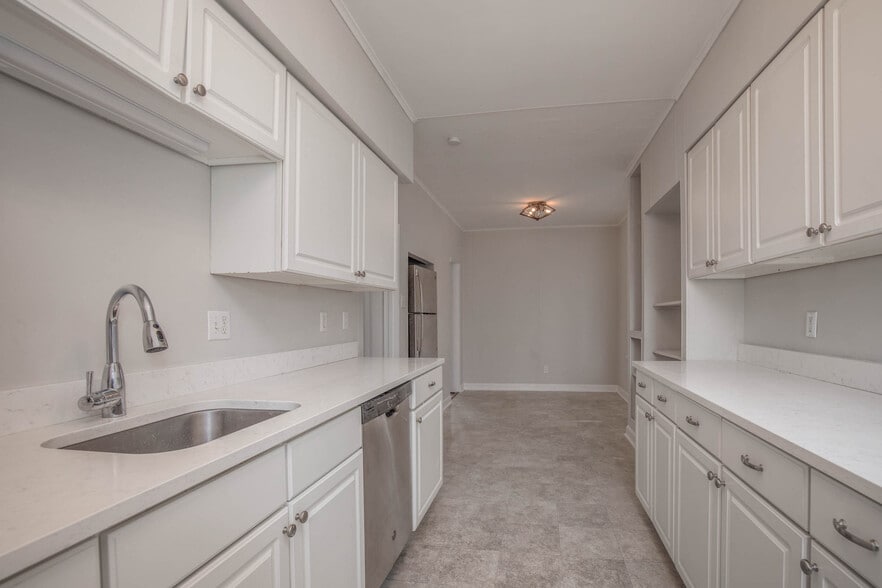 Building Photo - 738 Kingsland Ave