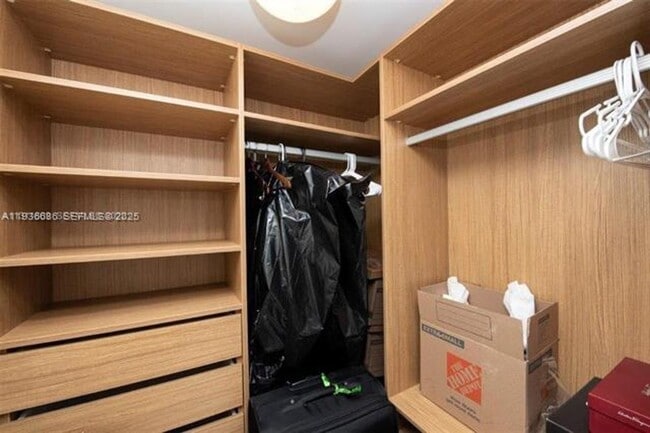 Building Photo - 1331 Brickell Bay Dr