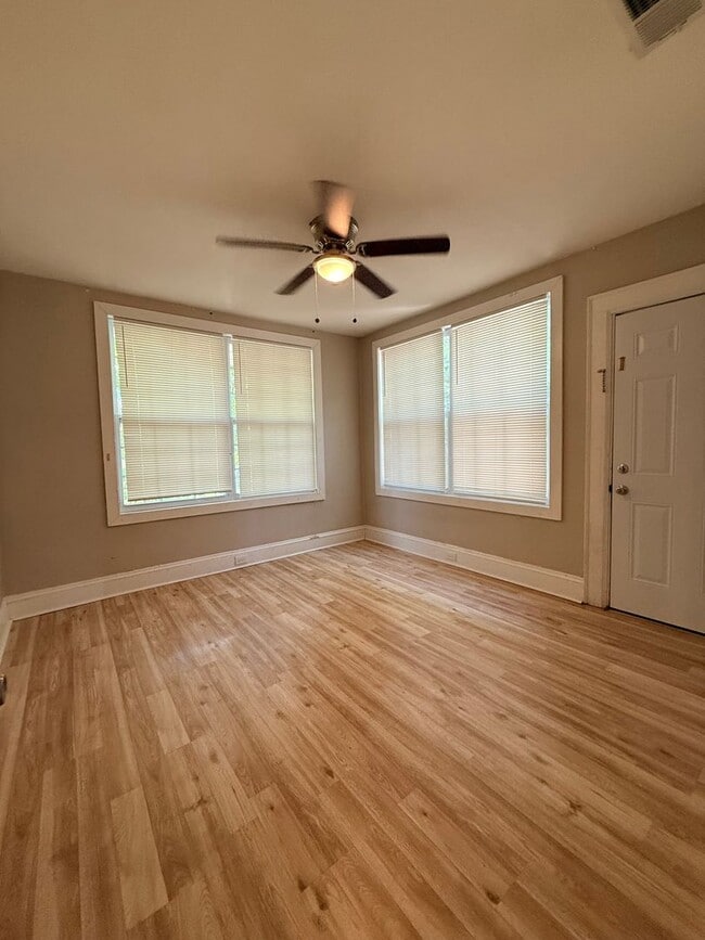 Building Photo - For Rent- 3 Bedrooms, 1 bath