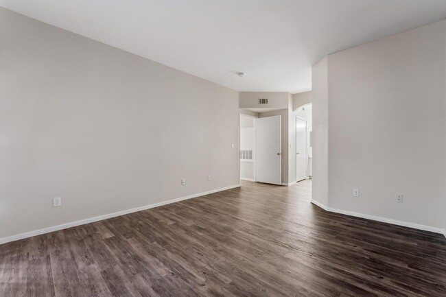 Building Photo - Amazing Remodeled Condo in guard gated Sed...