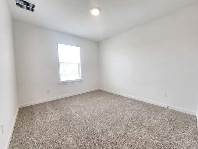 Building Photo - Spacious 4/BR 2.5/BA Retreat with Fenced Y...