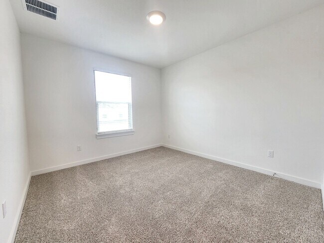 Building Photo - Spacious 4/BR 2.5/BA Retreat with Fenced Yard and Smart Features