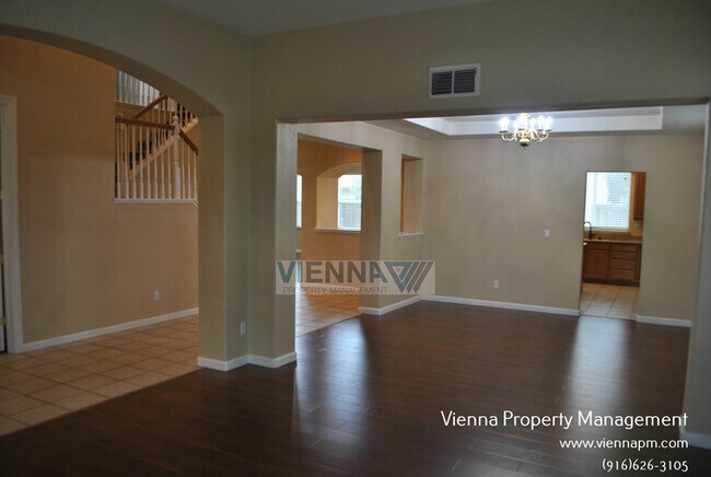 Building Photo - Beautiful 4 Bedroom + Study in Desirable Neighborhood