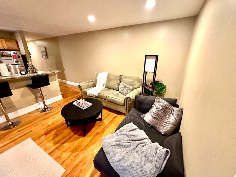 Building Photo - 76 Egmont St