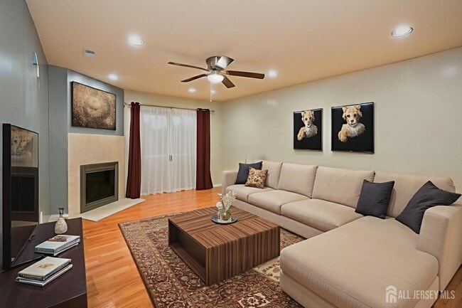 Building Photo - 410 Johnstone St